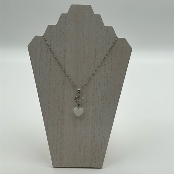 2028- Heart Holding A Natural Stone Heart Handmade Necklace NWT - Picture 1 of 7